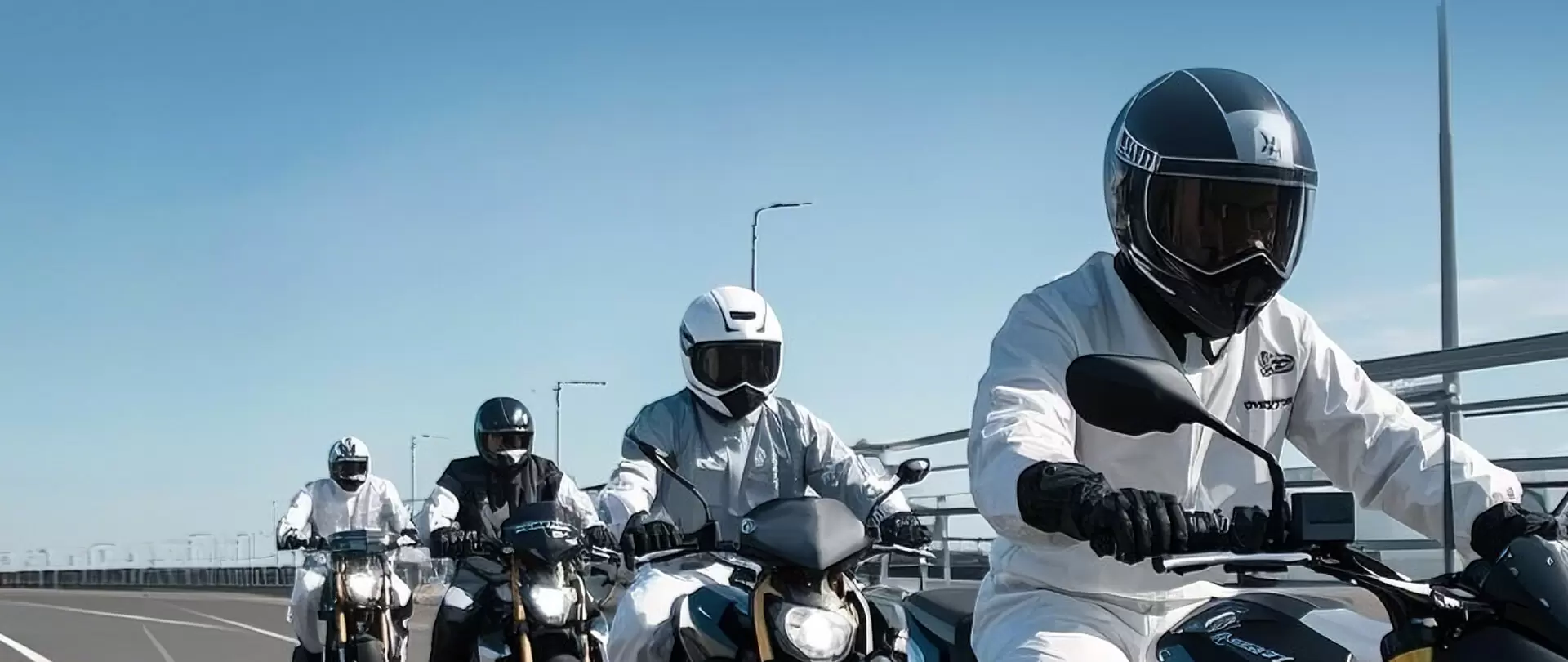 バイクに乗ること、野外探検、軍事訓練