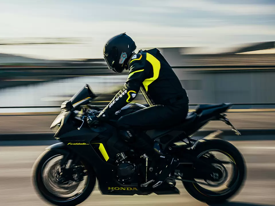 バイクに乗ること、野外探検、軍事訓練