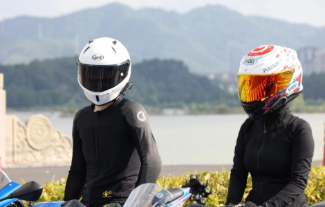 クリアな視界を保ち、接続を維持：ノイズキャンセリング機能付きヘルメットBluetoothヘッドセットが現代のライダーに不可欠な理由